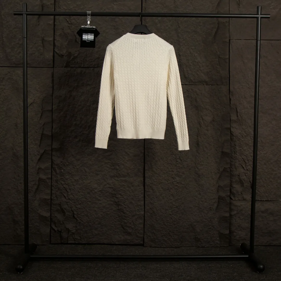 P196 Actual photo [Evergreen for all seasons] Style number: 25123# Color: black/navy blue/almond/white Size: S-XL - Ralph Lauren/Ralph Lauren 2025FW Zhao Lusi's same solid color logo knitted versatile fine twist knitted buttoned long-sleeved cardigan - RL's classic fine twist cardigan 21S quality cotton yarn A cardigan that can be worn in all seasons Can be matched inside or outside Simple and clean basic color matching The upper body is clean and flawless. The comfort brought by imported cotton yarn is soft. An item that cannot be rejected.